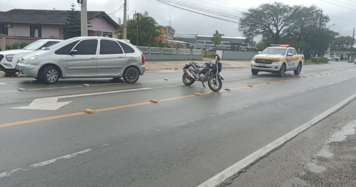 Motociclista fica ferido em colisão carro de Blumenau na rodovia