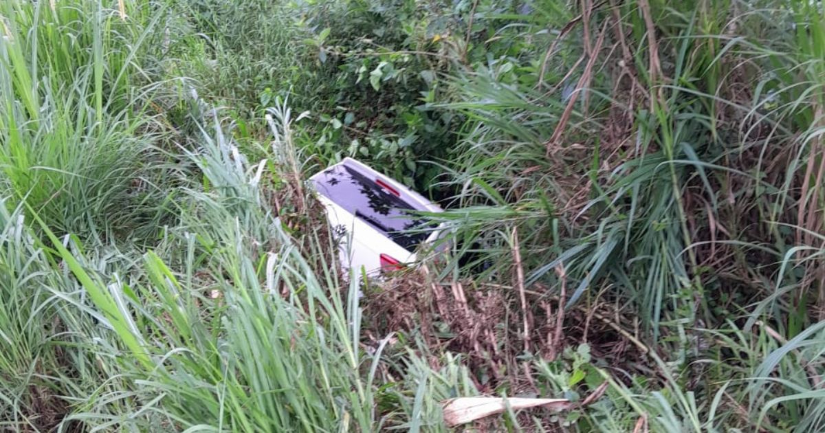 Motorista Perde Controle E Carro Cai Dentro De Rio No Alto Vale