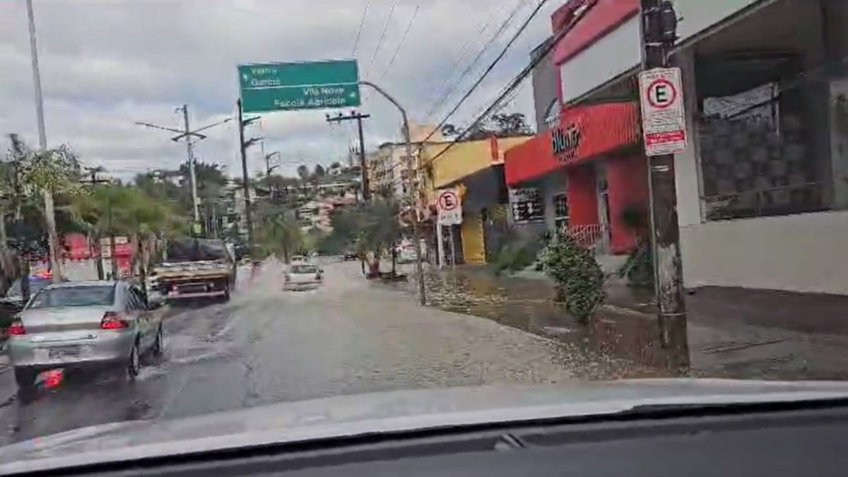 GALERIA Diversas ruas amanhecem alagadas após rio chegar a 10 metros