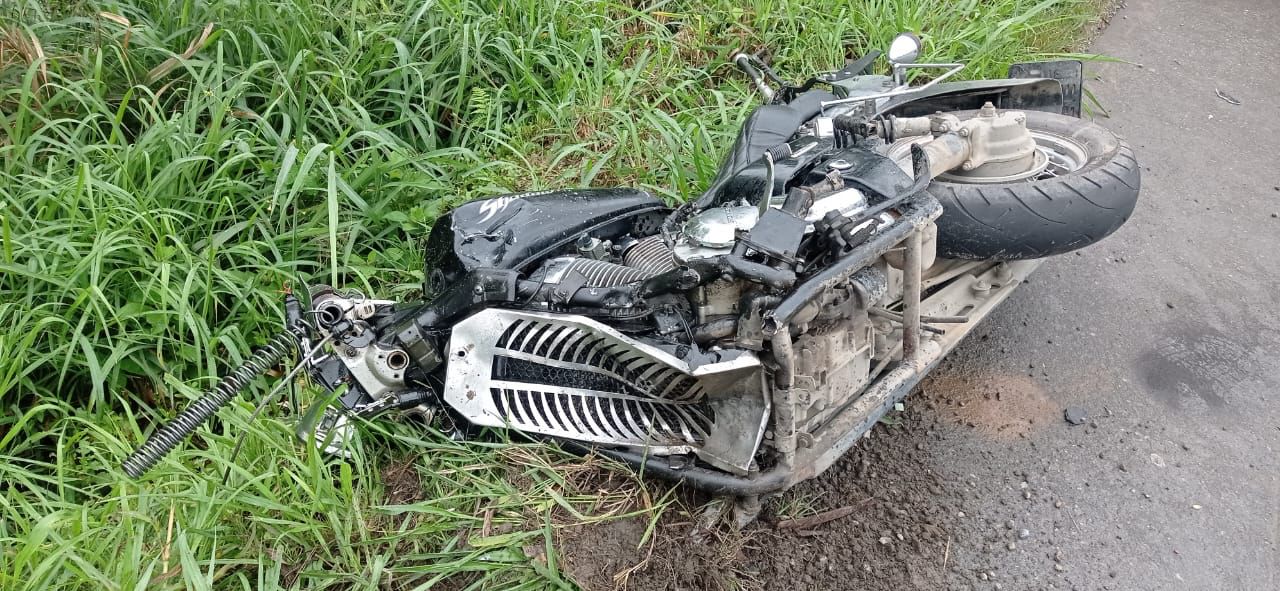 Motociclista Morre Ap S Colidir Em Carro E Cair Em Ribanceira De Cinco