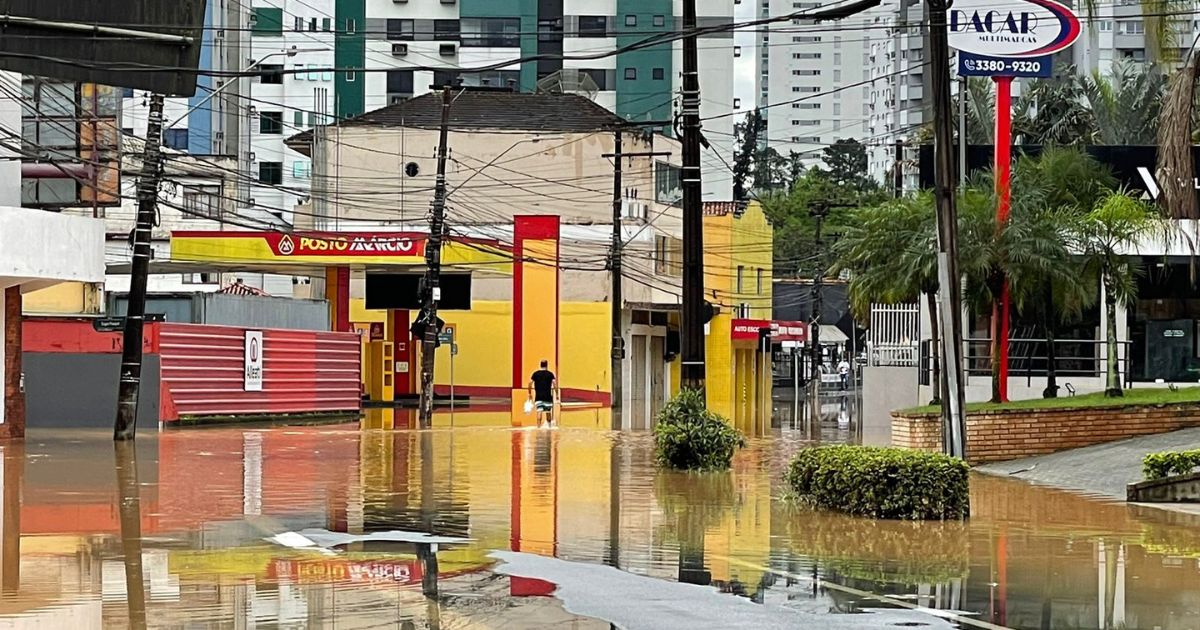 VÍDEO Rio Itajaí Açu passa de 10 metros em Blumenau imagens mostram