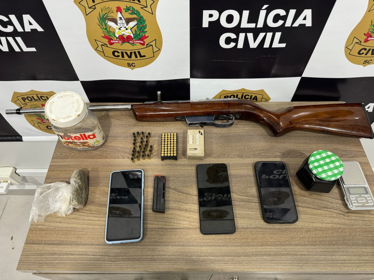 Homens S O Presos Por Tr Fico De Drogas E Posse Irregular De Arma De