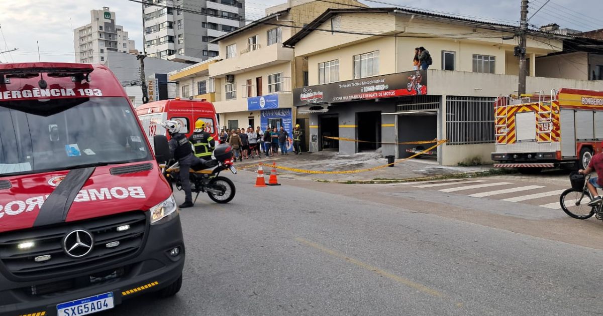 Homens tem corpo queimado após incêndio em oficina de motos em Itajaí