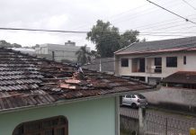 Trovoada com raios, granizo e vento forte assusta moradores de Blumenau