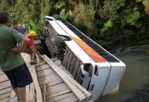 Ônibus cai de ponte no Alto Vale do Itajaí e dez pessoas ficam feridas