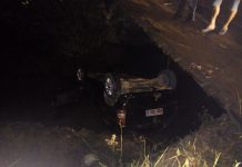 Motorista perde controle de veículo e cai de ponte de Blumenau