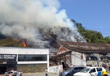 Bombeiros combatem incêndio na rua 7 de Setembro, em Blumenau