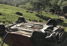 Carro cai em ribanceira, motorista morre e passageiro fica gravemente ferido