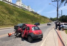 Jovem fica preso às ferragens em acidente entre carro e caminhão, em Blumenau