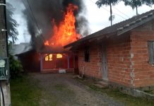 Incêndio destrói casa no bairro Glória, em Rodeio
