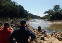 Socorristas buscam vítima de afogamento no rio Itajaí-Açu, em Blumenau