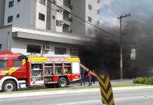 Carro explode na garagem e edifício pega fogo, em Brusque