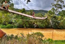 Ponte pênsil cede e pedestres ficam pendurados, em Major Gercino