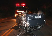 Carro com dois jovens capota no Badenfurt, em Blumenau