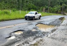 Buracos deixam trecho da rua Guilherme Scharf em meia pista