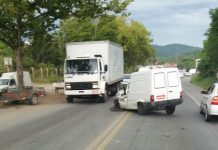 Acidente entre dois veículos afeta o trânsito na BR-470