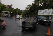 Carro tomba na rua República Argentina por excesso de velocidade