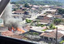Fogo toma conta de casa de madeira na Itoupava Central