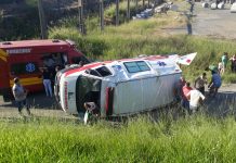 Ambulância capota na BR-470 em Pouso Redondo