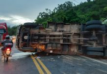 Caminhão tomba e bloqueia o trânsito na BR-470