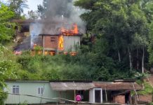 Bombeiros combatem incêndio em casa no bairro da Velha