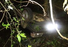 Carro despenca em ribanceira e quase cai no rio Itajaí-Açu