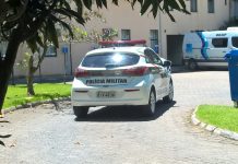 Sob gritos de “assassino”, motorista que causou acidente na BR-470 vai para o presídio