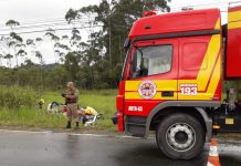 Carro capota na rua Vidal Flávio Dias, em Gaspar, e mulher fica ferida