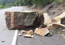 Pedra desmorona sobre rodovia estadual no Alto Vale do Itajaí