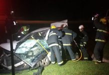 Homem fica gravemente ferido após carro bater em caminhão na BR-470