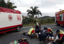 Motociclista bate em colheitadeira e fica gravemente ferido, em Gaspar
