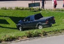 Acidente na BR-470 termina com veículo no meio do canteiro