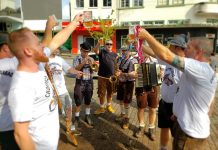 FOTOS: Stammtisch reuniu 240 grupos na XV de Novembro, em Blumenau