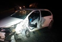 Acidente entre carro e caminhão na BR-470 deixa vítimas presas às ferragens