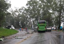 Acidente entre ônibus da Catarinense e carreta na BR-470 mobiliza equipes de socorro