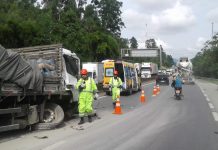 Batida entre caminhão e carreta fere jovem na BR-101, em Itajaí