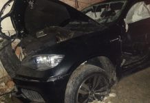 BMW com placas de Blumenau bate contra poste na rodovia Jorge Lacerda