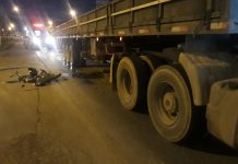 Jovem motociclista se envolve em acidente com caminhão na BR-470