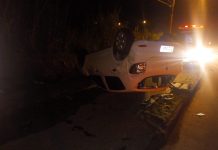 Motorista embriagado capota carro em Blumenau