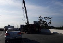 Carreta tomba e causa congestionamento na BR-470, em Navegantes