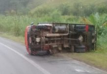 Caminhão tomba no acostamento da BR-470, em Rodeio