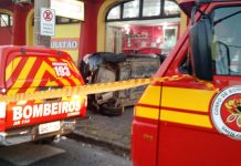 Ônibus e carro colidem na rua Sete de Setembro em Blumenau