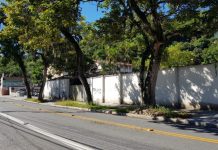 Poda de árvores interdita meia pista da rua Itajaí nesta terça-feira