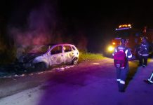 Carro é destruído por incêndio no município de Rodeio