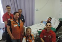 Socorristas visitam operário que ficou nove horas soterrado em Blumenau