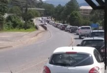 Visitantes formam filas para visitar a Osterfest, em Pomerode