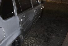 Motorista flagrado sem carteira pela quarta vez se irrita e chuta o próprio carro