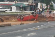 Carro capota em canteiro de obras da rua Humberto de Campos, em Blumenau
