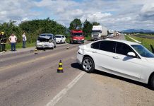 Acidente envolvendo três carros deixa mulher ferida na BR-470, em Ilhota