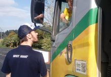 SEST SENAT de Blumenau promove blitz educativa com motoristas de caminhão